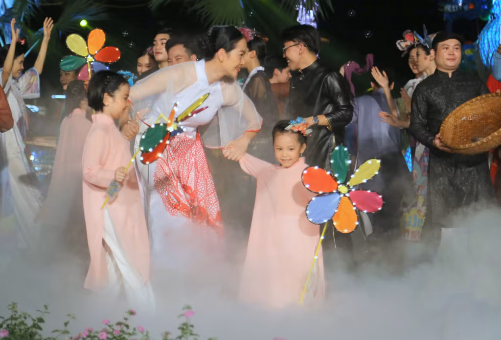 Các diễn viên nhí hồn nhiên, vô tư nhưng cũng hết sức đáng yêu, dịu dàng trong tà áo dài theo chân mẹ tham gia vào phiên chợ miền biển quê hương.