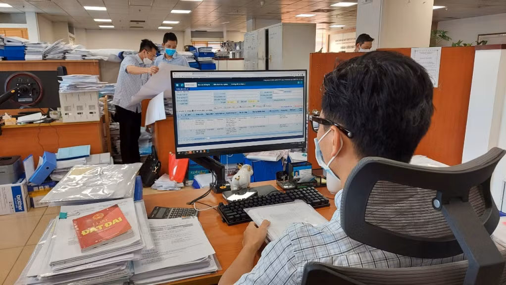 Cán bộ Sở Tài nguyên và Môi trường tiếp nhận xử lý hồ sơ TTHC qua môi trường mạng.