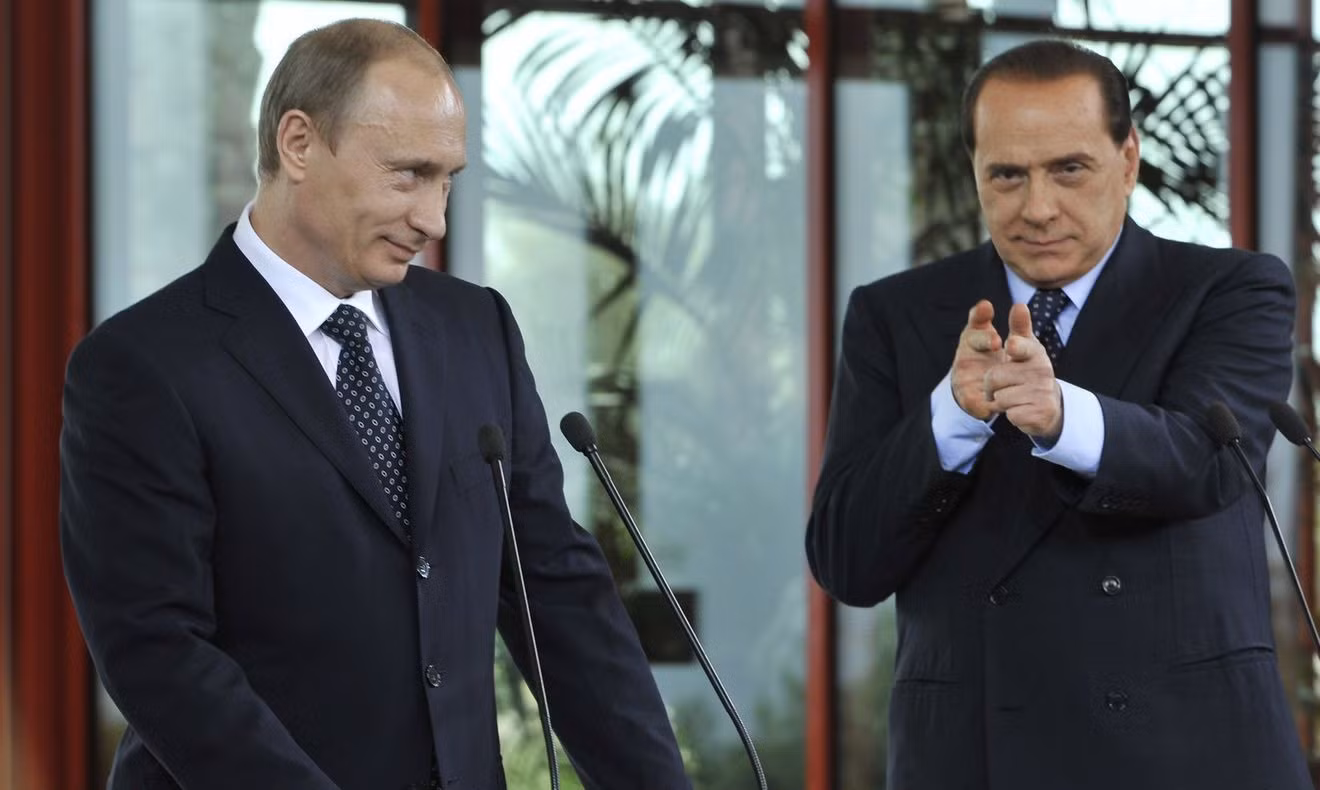 Cựu Thủ tướng Italy Silvio Berlusconi và Tổng thống Nga Vladimir Putin trong một cuộc họp báo chung. Ảnh: AFP
