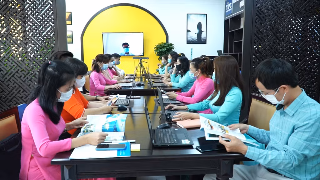 Trung tâm lữ hành Heritage, Trung tâm Thông tin xúc tiến du lịch (Sở Du lịch Quảng Ninh) kết nối với đối tác TST Tourist (TP Hồ Chí Minh) tổ chức khóa học đào tạo kỹ năng cho nhân lực và xây dựng sản phẩm tour, tháng 5/2021.