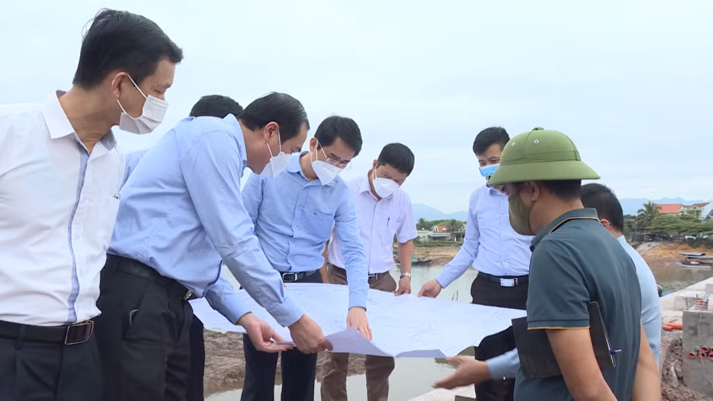 Phó Chủ tịch UBND tỉnh Phạm Văn Thành kiểm tra tiến độ Dự án Khu hậu cần nghề cá huyện Đầm Hà.