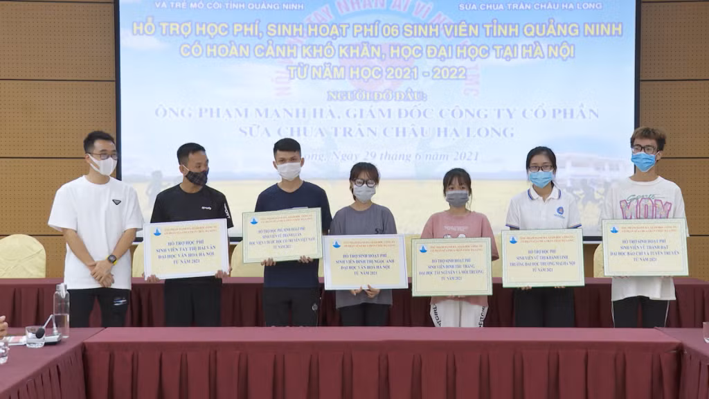 Anh Phạm Mạnh Hà cam kết hỗ trợ 6 sinh viên mồ côi đến khi tốt nghiệp Đại học với mức 12 triệu đồng/người/năm