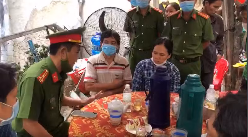 Lãnh đạo Công an huyện Vạn Ninh giải thích và vận động gia đình trước khi khám nghiệm tử thi nạn nhân.
