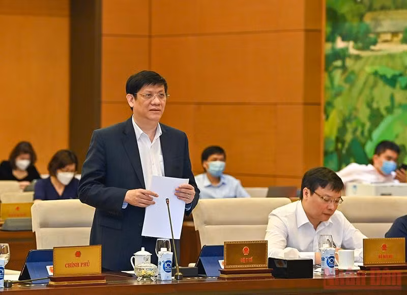 Bộ trưởng Y tế Nguyễn Thanh Long trình bày tờ trình tại phiên họp. (Ảnh: DUY LINH)