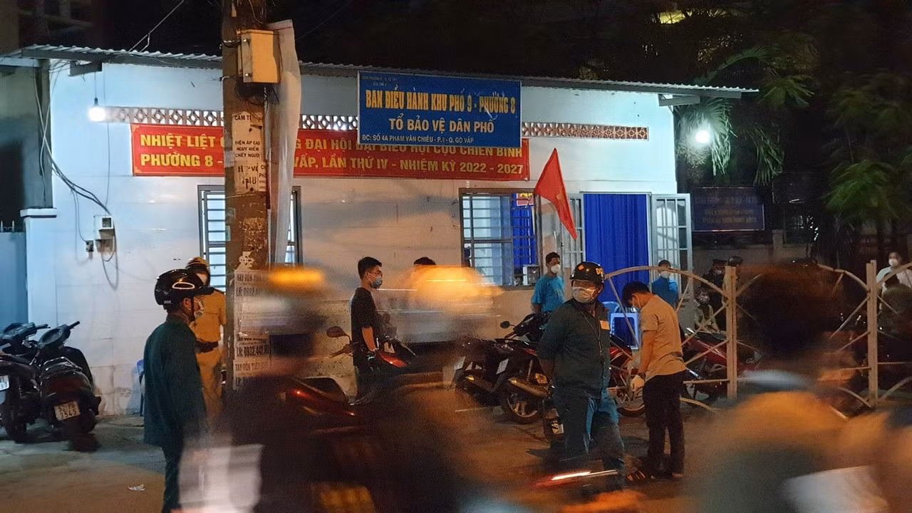 Lực lượng chức năng phong toả, khám nghiệm hiện trường vụ án mạng. Ảnh: NT
