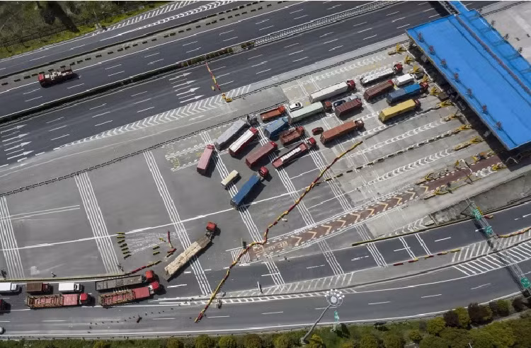 Hãng Maersk cảnh báo lệnh phong tỏa tại Thượng Hải sẽ khiến hoạt động vận tải hàng hóa bằng đường bộ ra vào thành phố này suy giảm 30%. Ảnh: Bloomberg