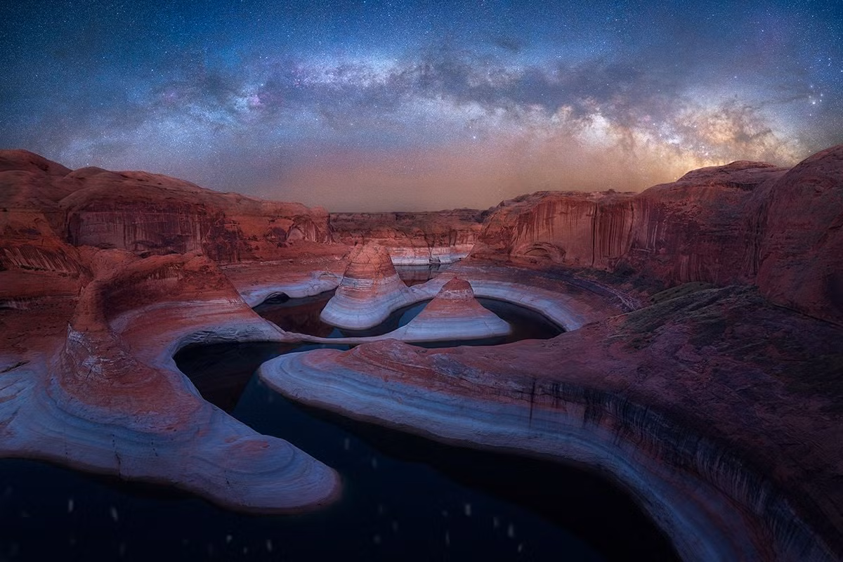 Dải ngân hà trên khung cảnh siêu thực của công viên quốc gia Grand Canyon và dòng sông Colorado.