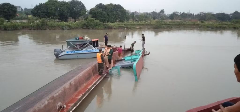 Tàu anh Trần Văn Tuấn bị lật tại Sông Cầm (TX Đông Triều).