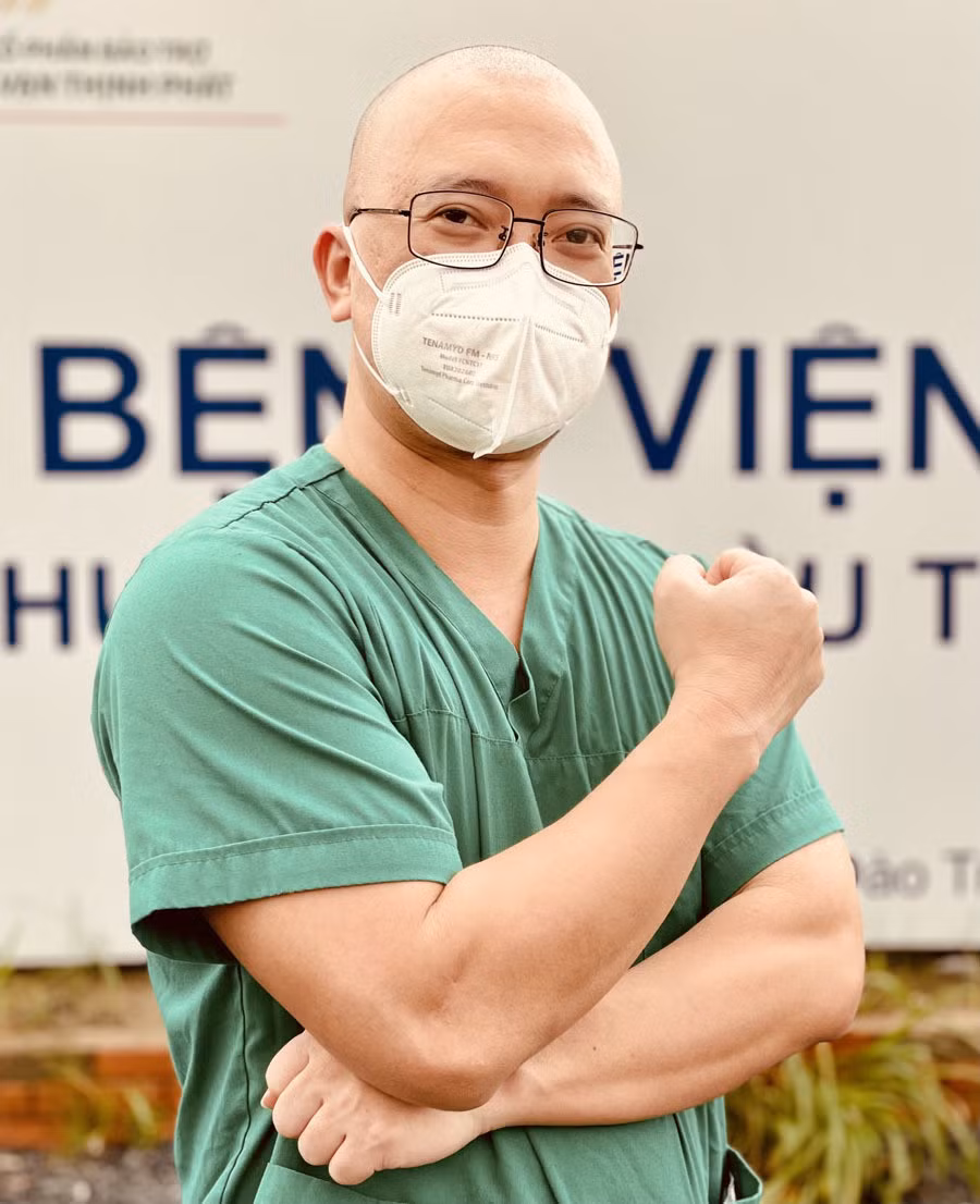 BS Đỗ Tuấn Anh từng tham gia điều trị cho các bệnh nhân mắc Covid-19 tại Bệnh viện dã chiến số 16, TP.HCM và tư vấn cho các bệnh nhân F0 tại Hà Nội.