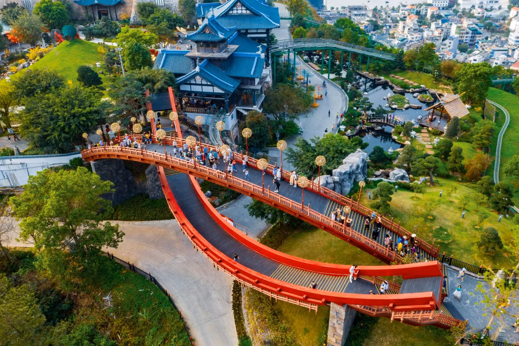 Tổ hợp khu vui chơi Sun World Hạ Long Complex là một trong những hệ sinh thái du lịch được Tập đoàn Sun Group đầu tư, thu hút đông du khách.
