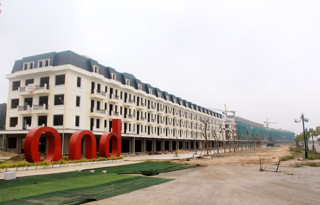 65 căn hộ cao cấp tại Khu đô thị Ao Tiên tại huyện Vân Đồn đang được chủ đầu tư tích cực hoàn thiện. (Ảnh: Mạnh Trường)