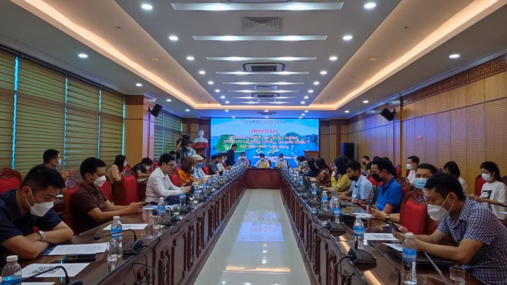 Quang cảnh buổi họp báo.
