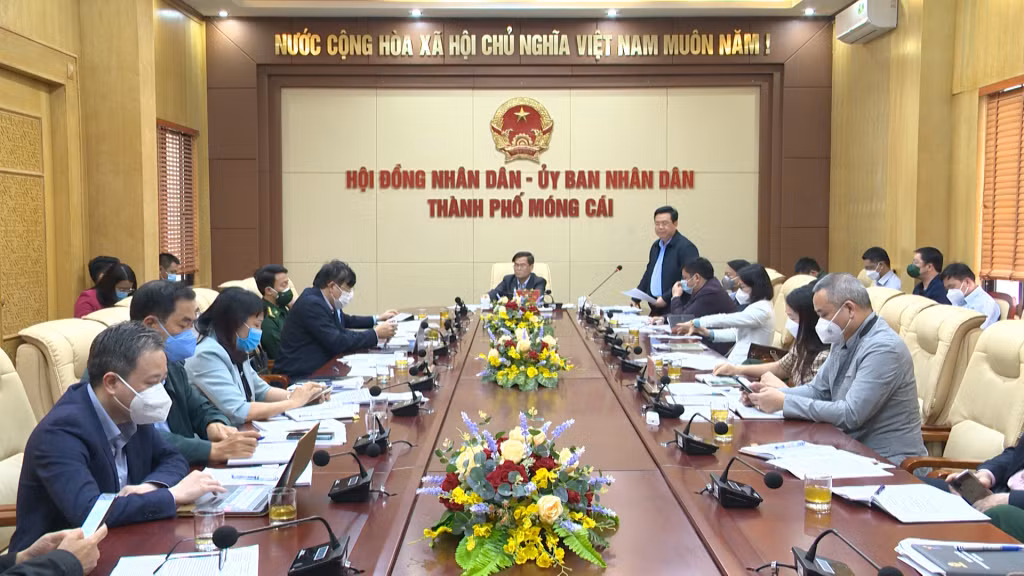 Lãnh đạo thành phố Móng Cái báo cáo các giải pháp thiết lập vùng xanh an toàn phòng chống Covid-19 tại cửa khẩu