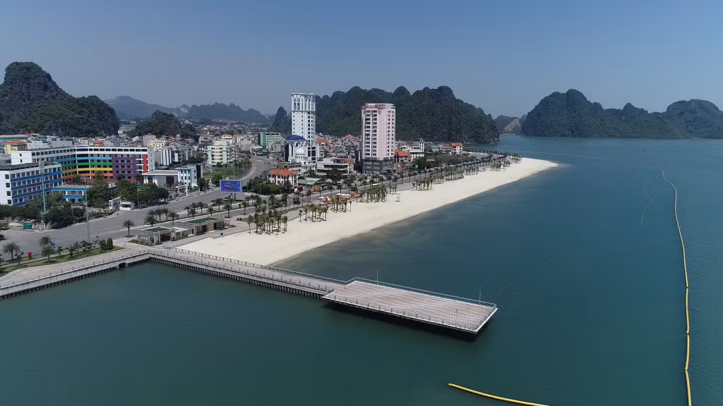 Bãi tắm Hòn Gai nơi diễn ra chặng đua đầu tiên của Giải xe đạp toàn quốc tranh Cúp Truyền hình TP Hồ Chí Minh (HTV) lần thứ 34 năm 2022 