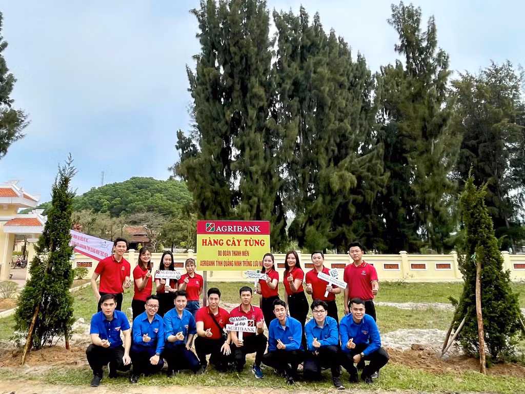 ĐVTN Agribank Quảng Ninh tham gia hoạt động trồng cây tại Khu di tích lưu niệm Bác Hồ, xã Ngọc Vừng (huyện Vân Đồn).