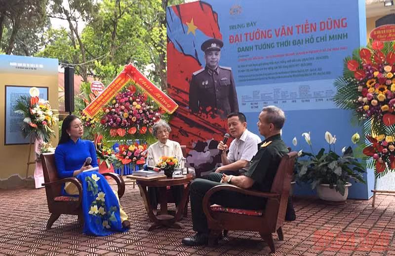 Giao lưu với những nhân chứng lịch sử về Đại tướng Văn Tiến Dũng.