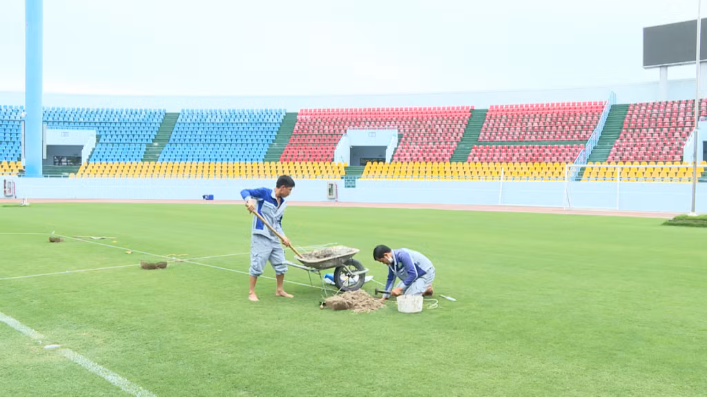 Công tác chuẩn bị mặt sân theo tiêu chuẩn thi đấu quốc tế được thực hiện kỹ lưỡng.