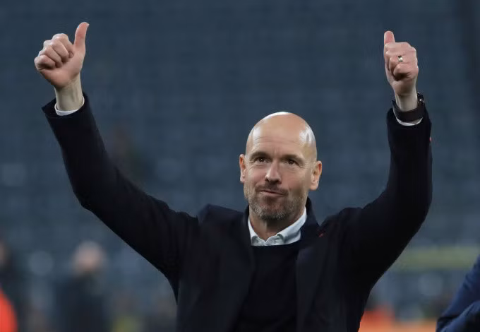 Ten Hag mừng sau trận thắng chủ nhà Dortmund 3-1 ở vòng bảng Champions League trên sân Signal Iduna Park hôm 3/11/2021. Ảnh: Reuters
