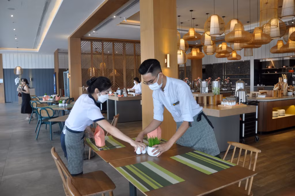 Các doanh nghiệp có nhiều giải pháp để khôi phục nguồn nhân lực sau mở cửa. (Ảnh chụp tại Premier Village Halong Bay resort)