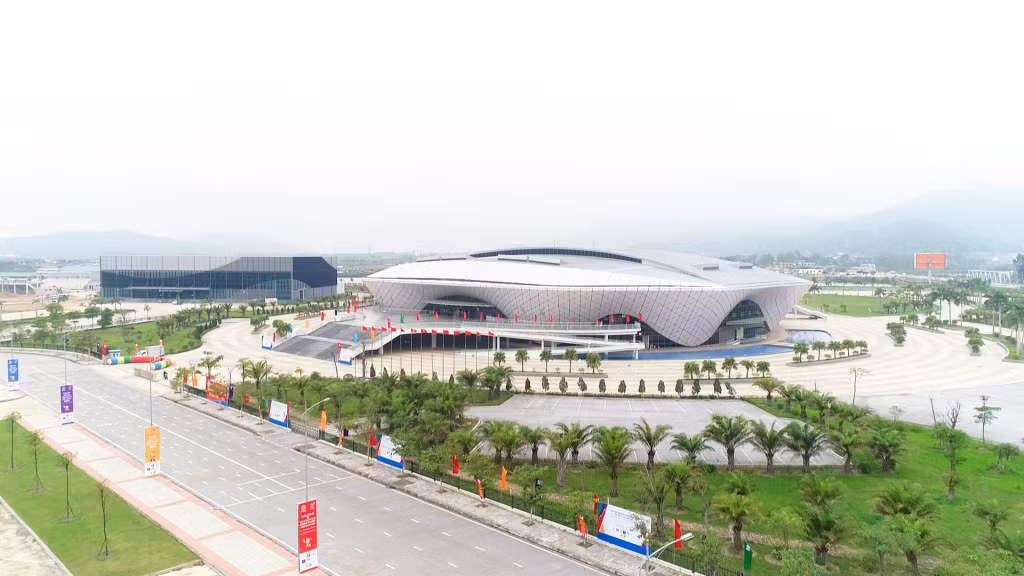 Nhà thi đấu đa năng 5.000 chỗ đã được trang hoàng rực rỡ với biểu tượng, cờ hoa. 