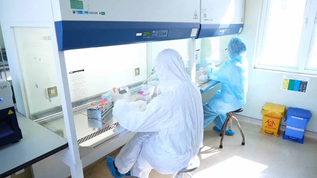 Xét nghiệm Covid-19 bằng phương pháp PCR tại Khoa Vi sinh (CDC Quảng Ninh).