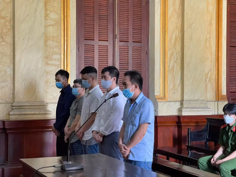 Các bị cáo đang nghe tòa tuyên án.