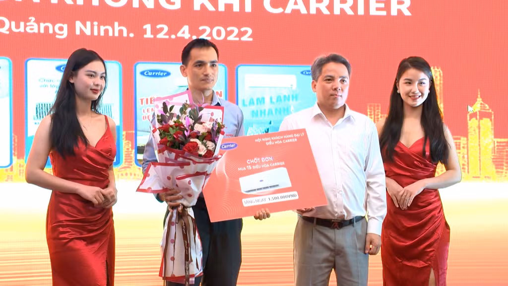 Ông Vũ Đình Thanh, Giám đốc Chi nhánh Kỹ thuật Viettel Quảng Ninh tặng quà cho khách hàng đã có đơn hàng lớn nhất tại hội nghị.