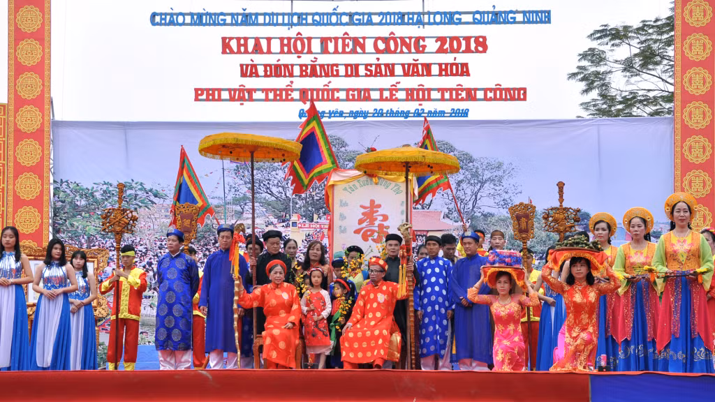 Tái hiện nghi lễ rước cụ thượng - nét đặc sắc, độc đáo của Lễ hội Tiên Công (2-2018). Ảnh: Phan Hằng