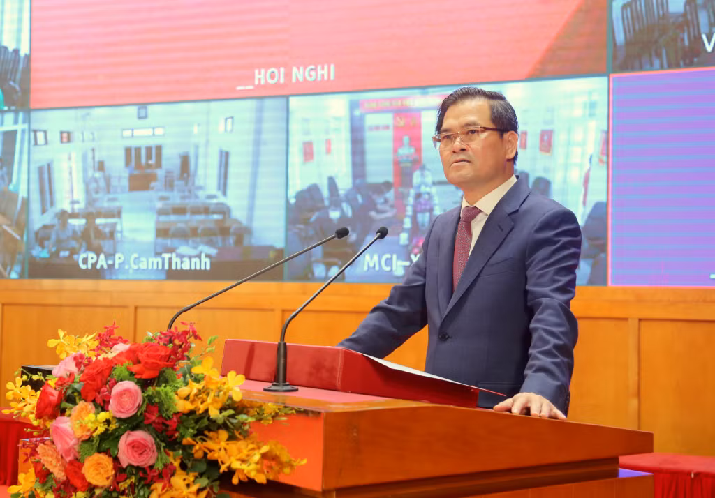 Đồng chí Bùi Văn Khắng, Phó Chủ tịch UBND tỉnh, Phó Trưởng Ban Thường trực Ban Chỉ đạo CCHC tỉnh, triển khai các nhiệm vụ trọng tâm trong công tác CCHC năm 2022 và giai đoạn tiếp theo.