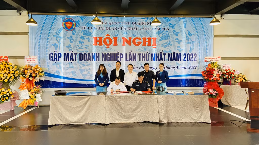 Chi cục Hải quan cửa khẩu cảng Cẩm Phả ký kết quy chế phối hợp với Cảng hàng không quốc tế Vân Đồn.