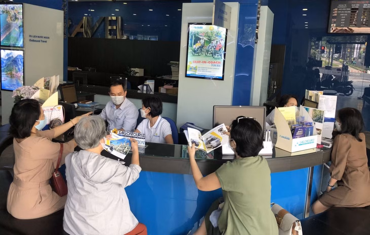 Tại các công ty lữ hành, du khách thường chọn các tour du lịch có nhiều ưu đãi nhưng phải có nhiều trải nghiệm.