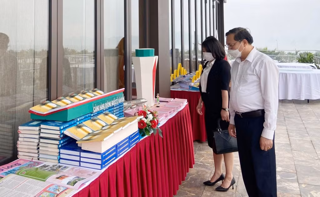 Thư viện tỉnh trưng bày sách báo tại FLC Hạ Long.