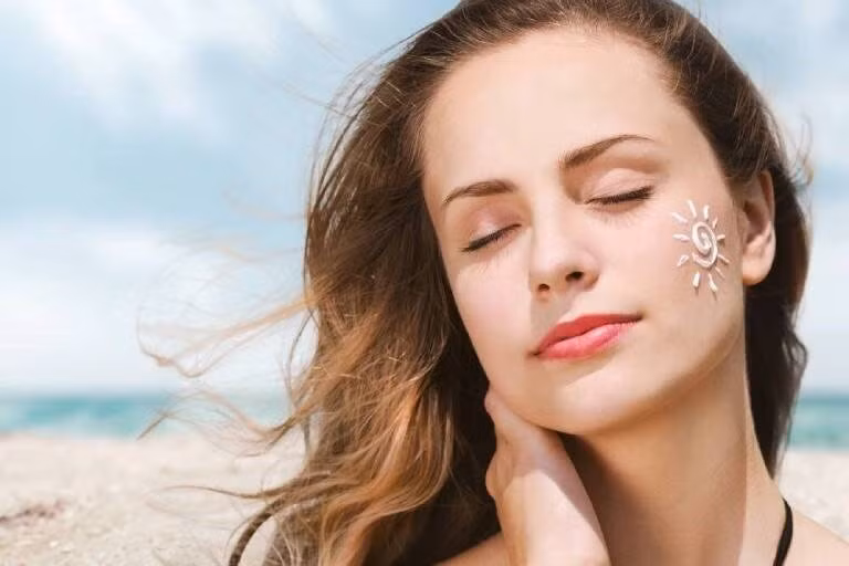 Bôi kem chống nắng là một thủ tục chăm sóc da cần được thực hiện mỗi ngày. Ảnh: 2Doctor
