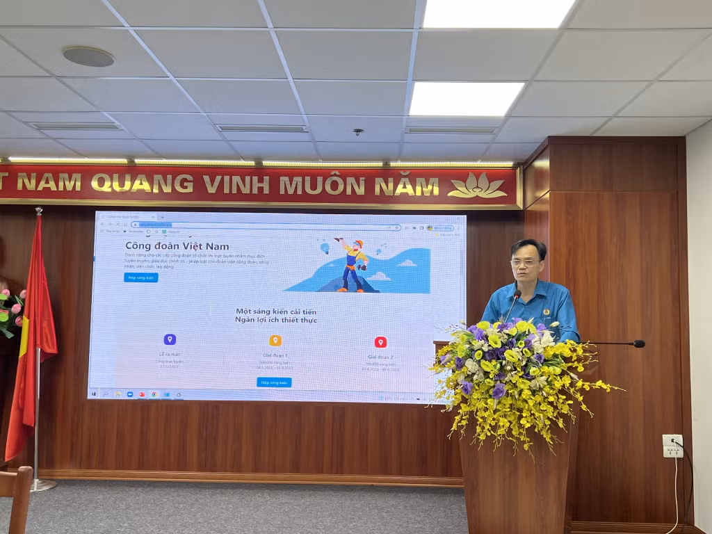 Cán bộ LĐLĐ tỉnh hướng dẫn đăng nhập chương trình 1 sáng kiến.