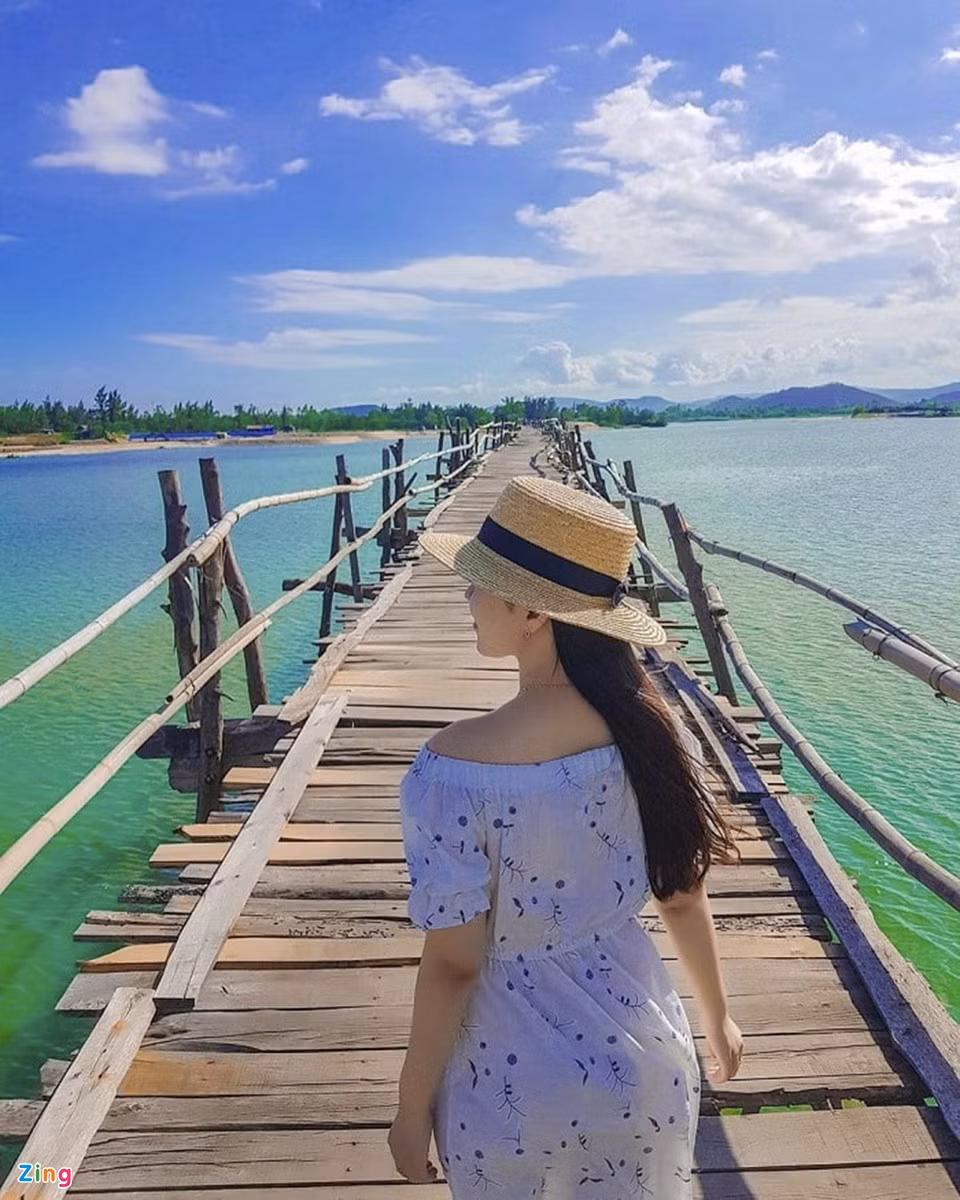 "Cầu Ông Cọp sở hữu một vẻ đẹp bình dị và có sức cuốn hút lạ thường. Du khách đến đây vào khoảnh khắc bình minh hay hoàng hôn sẽ có cảm giác chiếc cầu gỗ này lung linh huyền ảo như lạc trôi giữa trời mây, sông nước", Thu Trâm, nữ du khách đến từ Đà Nẵng, chia sẻ.