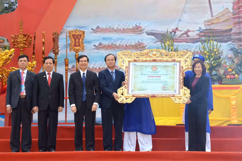 Phó Chủ tịch UBND tỉnh Vũ Thị Thu Thủy trao tặng Bằng công nhận Lễ hội Đền Cửa Ông là di sản văn hóa phi vật thể Quốc gia cho TP Cẩm Phả (2-2016). Ảnh: Phương Thúy