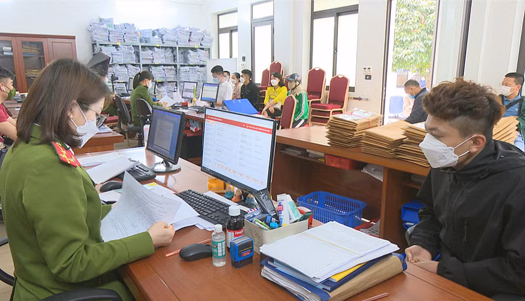 Lực lượng công an các đơn vị, địa phương tiếp nhận và xử lý hồ sơ cấp TKĐDĐT cho công dân đã có CCCD gắn chíp.