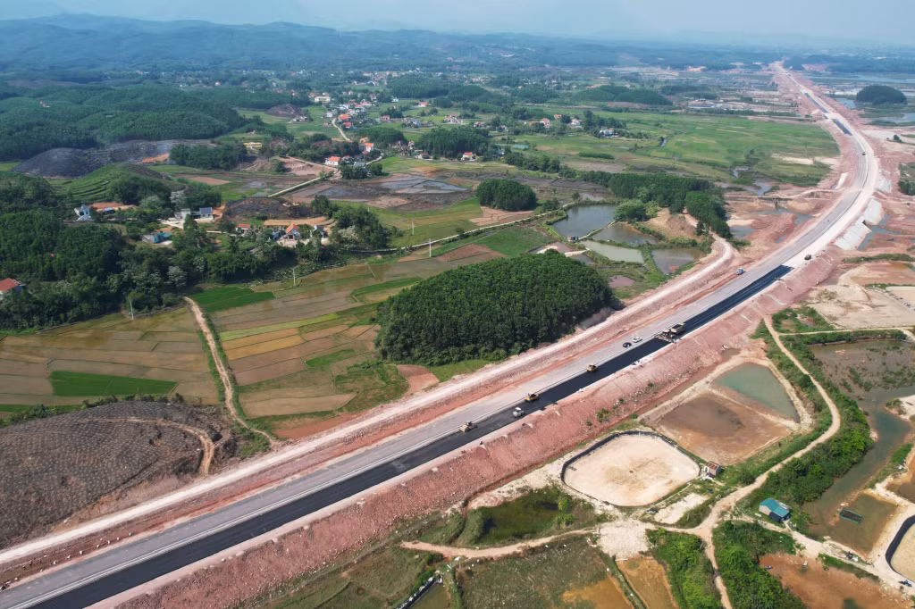 Cao tốc Tiên Yên - Móng Cái hoàn thành trong năm 2022 sẽ tăng cường thêm kết nối, cũng như cơ hội phát triển cho các khu vực, địa phương trong và ngoài tỉnh. Ảnh: Đỗ Phương