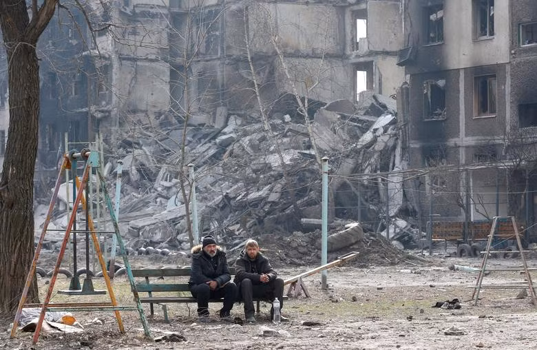 Một tòa nhà chung cư bị phá hủy ở thành phố cảng phía nam Mariupol, Ukraine, ngày 25/3. Ảnh: REUTERS