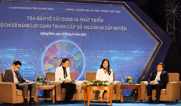 Bà Vũ Thị Kim Chi, Phó trưởng Ban Xúc tiến và Hỗ trợ đầu tư Quảng Ninh (thứ 3 từ bên trái sang) tham dự tọa đàm xây dựng và phát triển bộ chỉ số năng lực cạnh tranh cấp sở, ngành và huyện (ngày 21/1/2022).