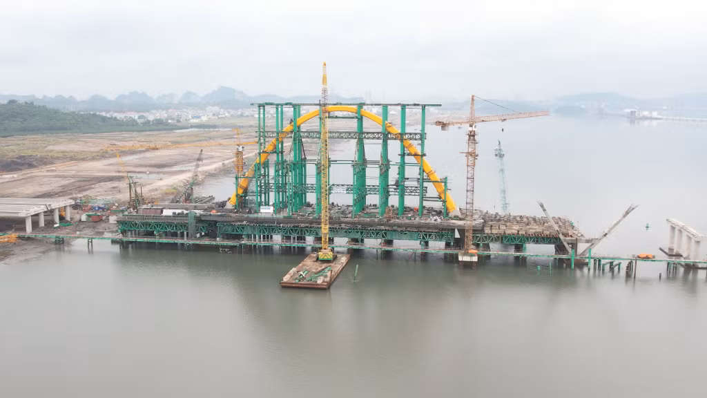 Hợp long nhịp chính cầu Cửa Lục 3.