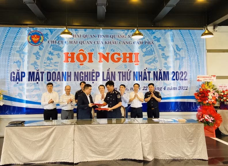 Chi cục Hải quan cửa khẩu cảng Cẩm Phả ký kết biên bản ghi nhớ với Công ty CP Xuất nhập khẩu than-Vinacomin trong hoạt động XNK hàng hóa qua địa bàn