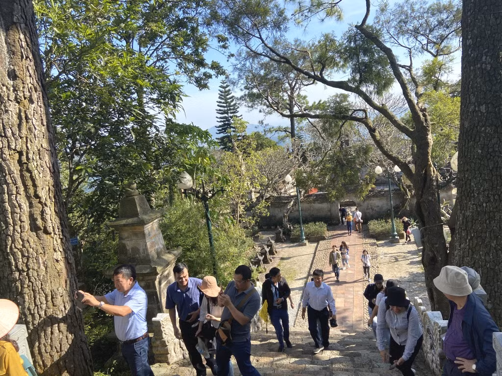 Người dân, du khách tham quan Khu di tích lịch sử và danh thắng Yên Tử (TP Uông Bí).