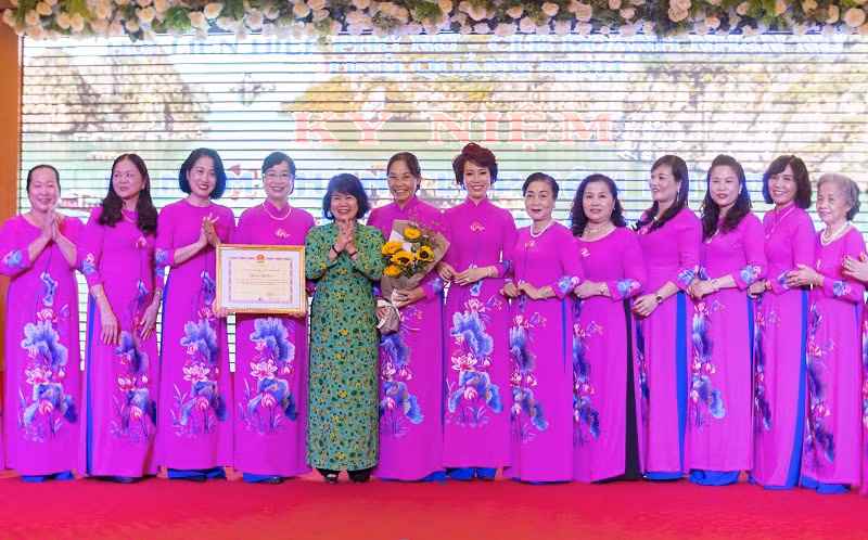 CLB Doanh nhân nữ tỉnh nhận Bằng khen của UBND tỉnh nhân kỷ niệm 10 năm thành lập (tháng 10/2019).