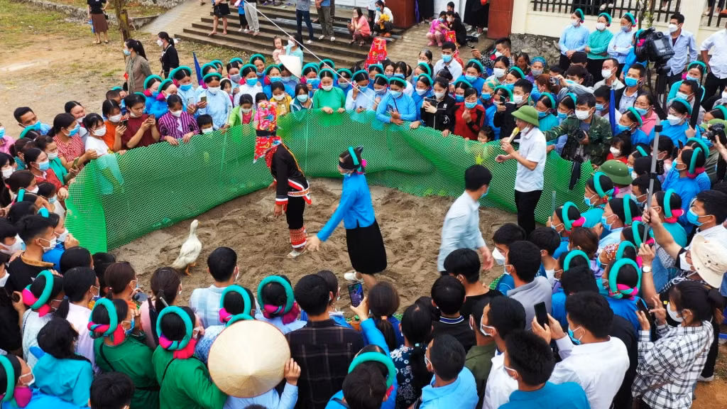 ...vui nhộn với trò chơi bịt mắt bắt vịt