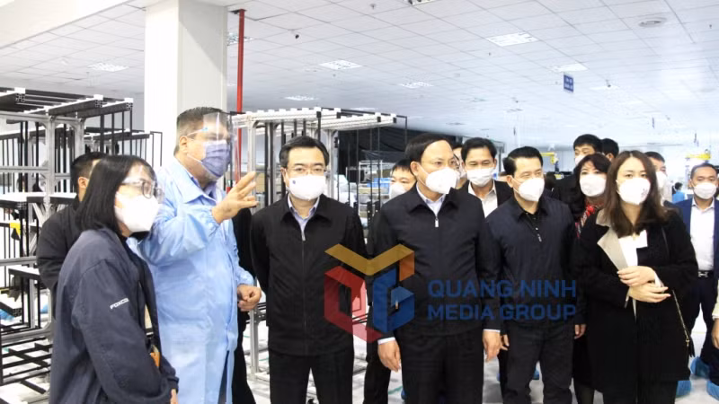 Đoàn công tác của Bộ Xây dựng tham quan nhà máy của Tập đoàn Foxconn tại KCN Đông Mai (TX Quảng Yên).