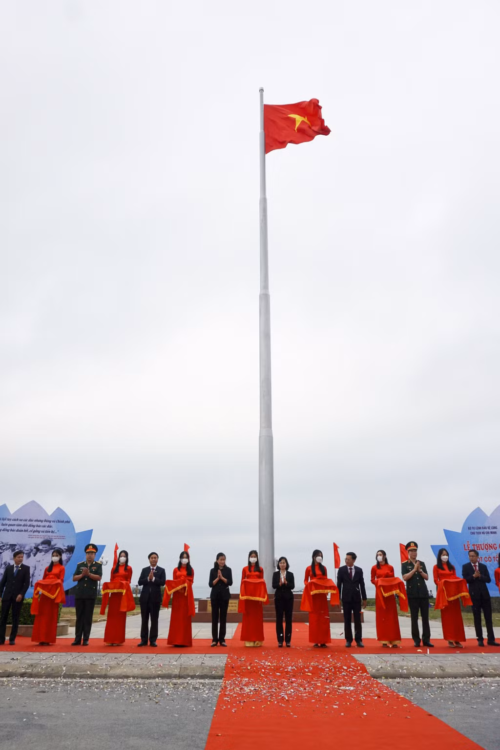 và cắt băng khánh thành Cột cờ chủ quyền trên đảo Cô Tô.