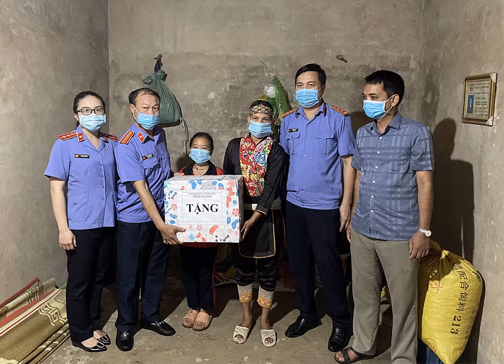 Lãnh đạo Viện KSND tỉnh trao kinh phí đỡ đầu cho em Trình Thị Lan (thôn Nà Bắp, xã Đồn Đạc, huyện Ba Chẽ).