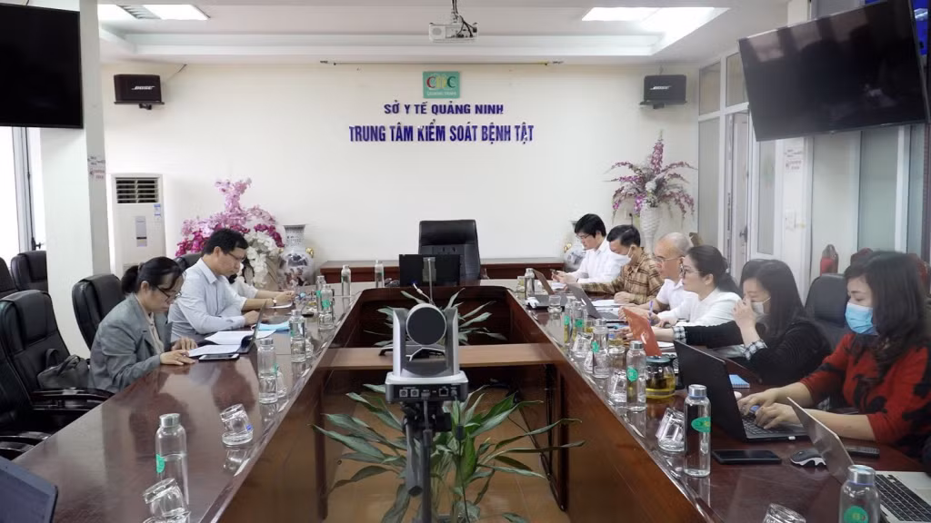 Đoàn công tác của Viện Vệ sinh dịch tễ Trung ương làm việc với ngành Y tế tỉnh Quảng Ninh để đánh giá công tác chuẩn bị tiêm chủng cho trẻ từ 5-11 tuổi của tỉnh.