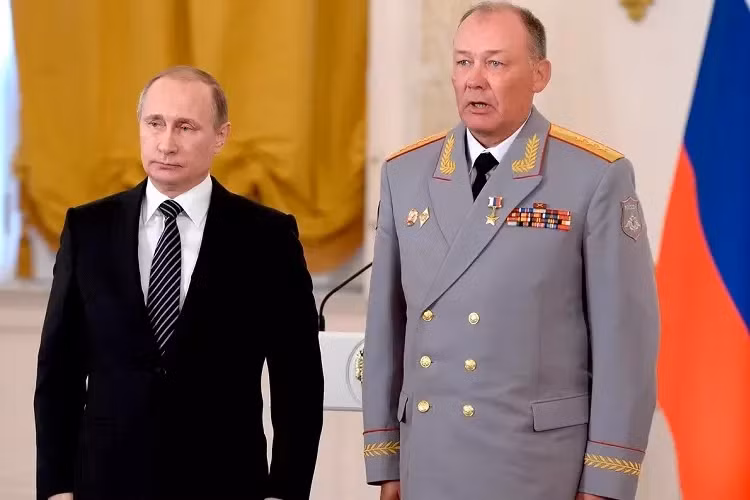 Tổng thống Nga Vladimir Putin và Tướng Alexander Dvornikov. Ảnh: AP